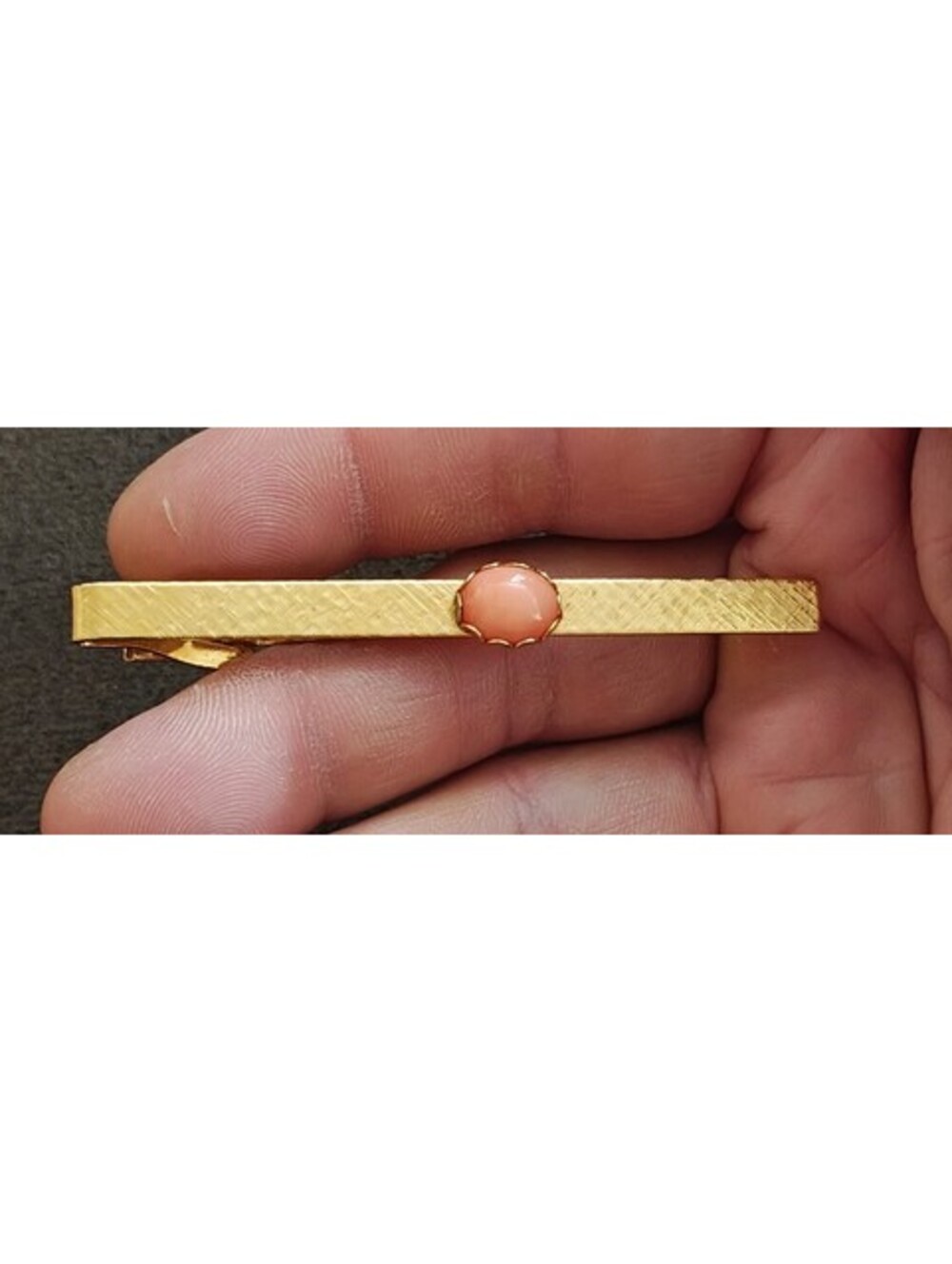 1950s/60s Gold Tone Tie Bar Clip With Oval Salmon Pink Coral Cabochon Stone